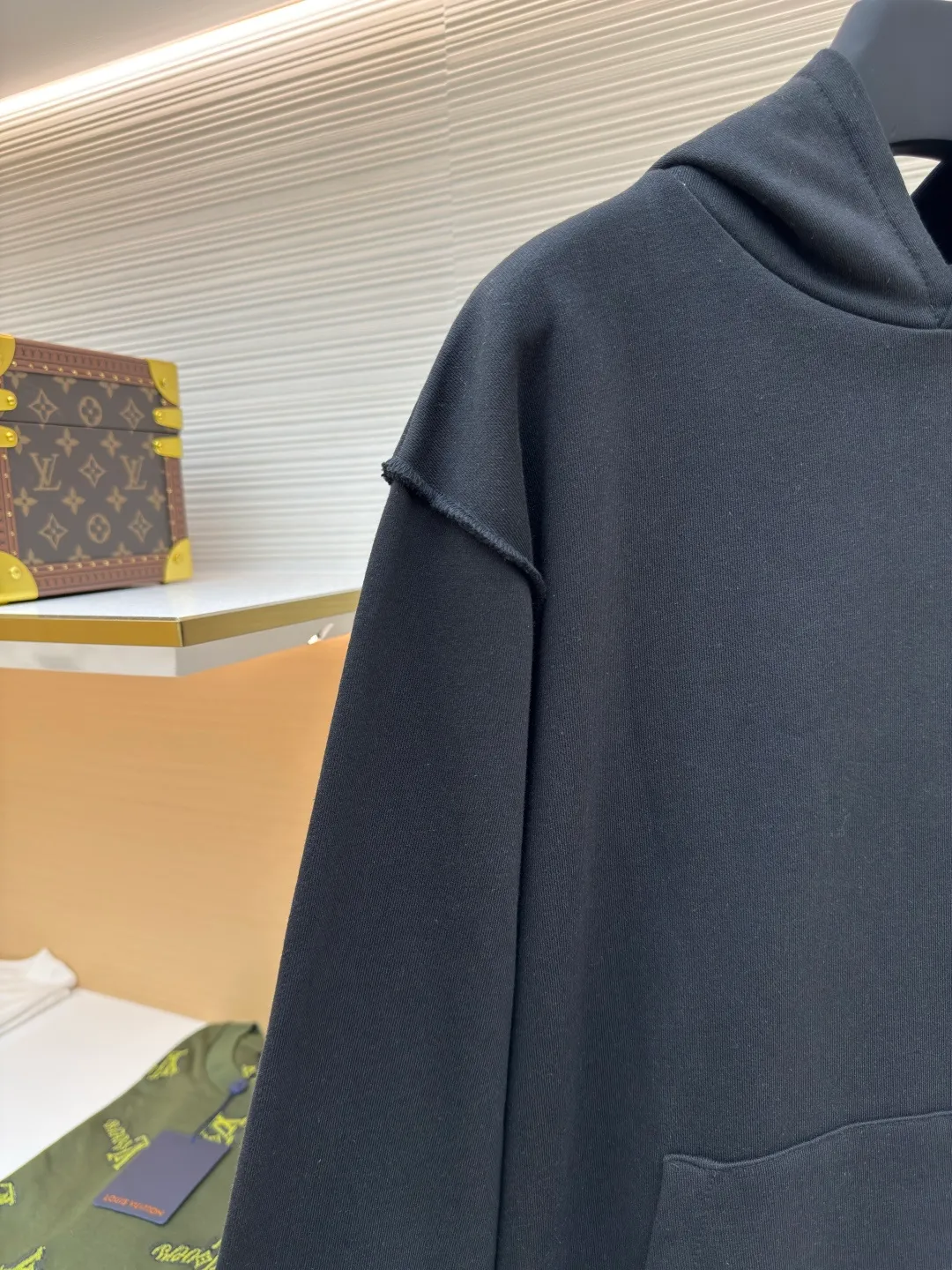 LOUIS VUITTON solid color pullover hoodie long-sleeved sweatshirt ●Authentic product: Purchased and developed by 7899 ●Item number: 1680506-A60 ●Fabric: fleece sweatshirt fabric ●Technology: spliced ​​and recycled ●Version: fitted version ●Weight: about 650g ●Size: S-M-L-XL ●Description: Trendy brand double-strand 360g fleece sweatshirt material. 2*2 trendy brand thread 400g, machine-made hardware, splicing and return, fabric fermentation washing, customized 1:1 hardware, customized 1:1 trademark. The overall wiring is straight and delicate, the fabric is comfortable and soft, and the color is consistent without color difference. It can be matched with the same style to create a fashionable look and control various occasions. Customized accessories, complete with three standards, same style for men and women!